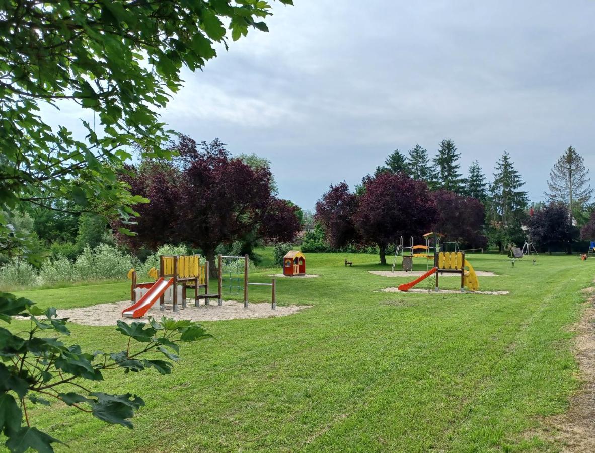 Camping Le Vallage Attigny Екстер'єр фото